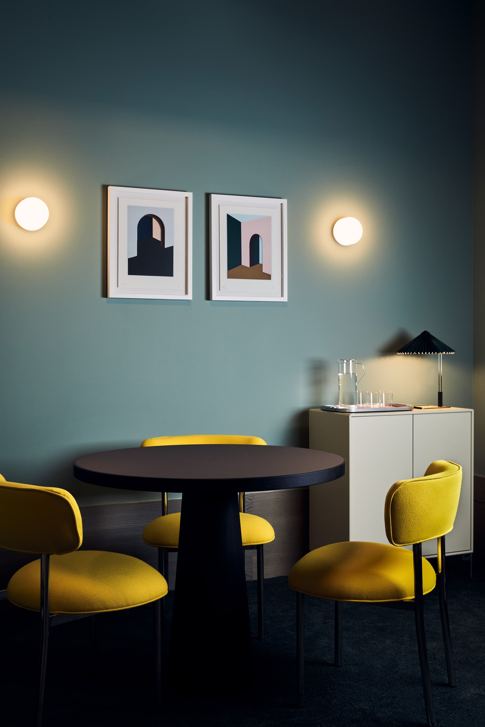 Wenn du doch mal einen Ort brauchst, um deine Kund:innen zu treffen, hast du mit einem Tagespass Zugang zu unseren Co-Working-Bereichen und kannst unsere Meetingräume zu reduzierten Preisen nutzen.